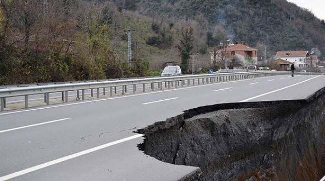 Kdz.Ereğli-Akçakoca yolu göçtü