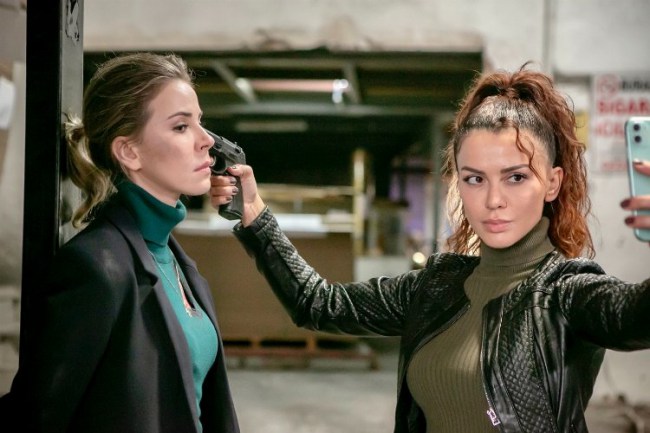 Özge Sarı Arka Sokaklar kadrosunda yerini aldı