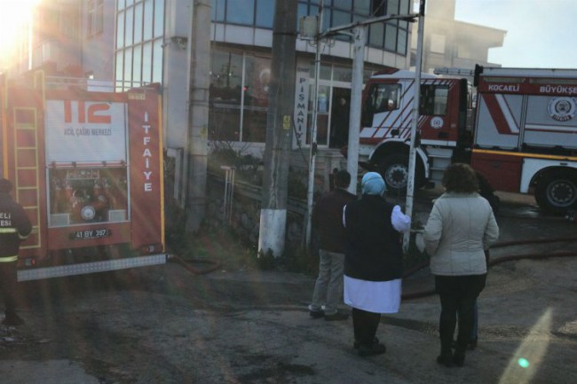 Kocaeli'nde imalathane yangınına müdahale