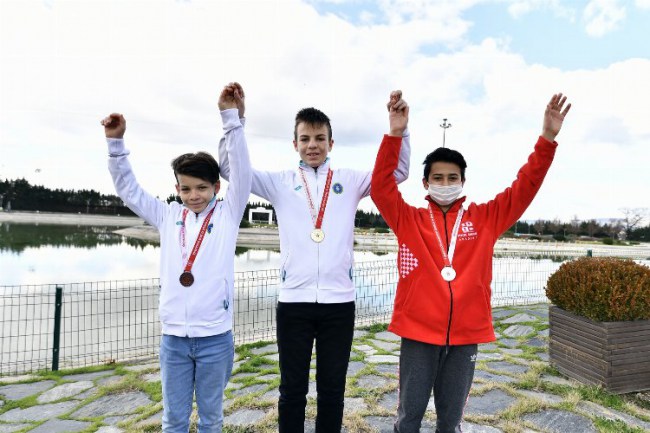 Bursa Osmangazi'de satranç ustaları kupalarını aldı