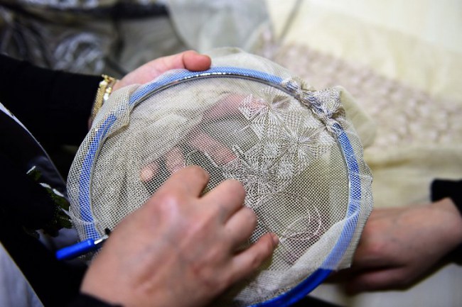 Bursa Yıldırımlı kadınlar iğne oyalarını ilmek ilmek işliyor