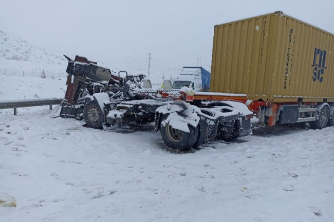 Niğde-Adana Otoyolunda tır devrildi