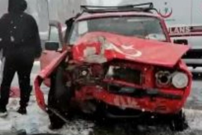 Niğde'de kayan araç kaza yaptı: 2 yaralı