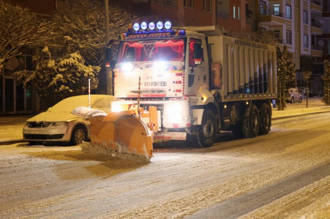 Nevşehir Belediyesi'nden kar mesaisi