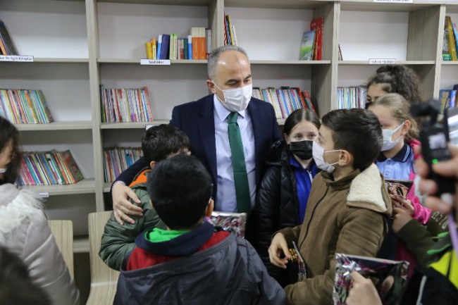 Rize Belediyesi'nden öğrencilere 3 bin kitap