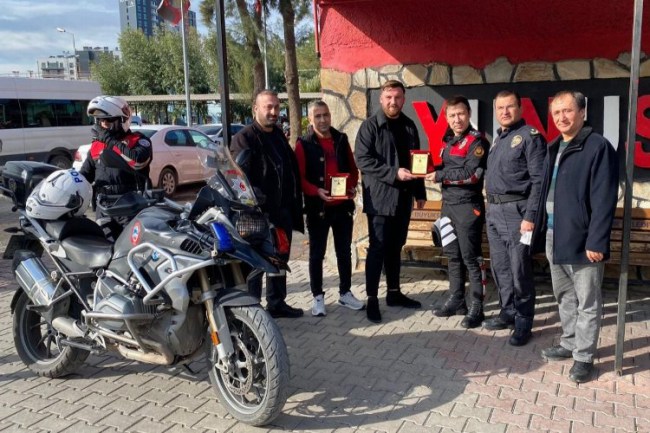 İzmit Emniyetten Uyuşturucuyla Mücadele Derneğine plaket