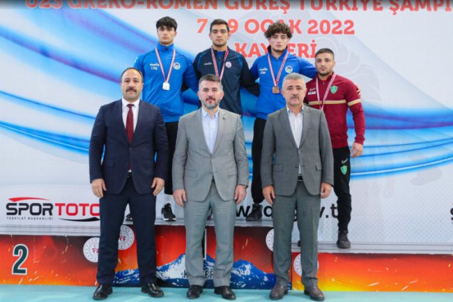 Sakarya güreş takımı Kayseri'de minderin tozunu attı