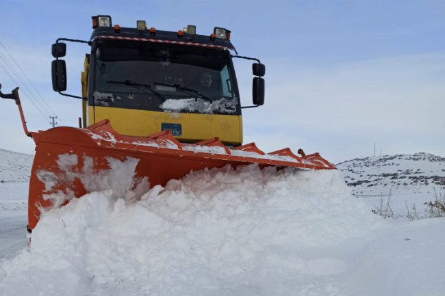 Kayseri Büyükşehir'den karla yoğun mücadele