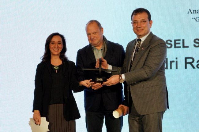 İmamoğlu: "Sanatçıların ışık olduğu yerde umutsuzluk olmaz"