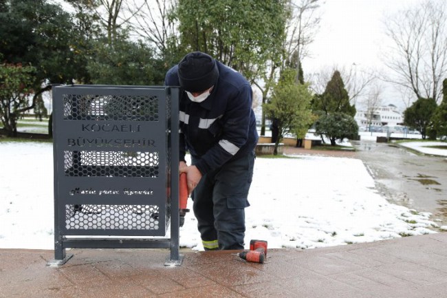 Kocaeli'nde eskiyen çöp kovaları yenilendi