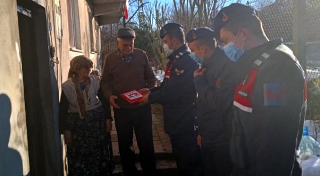 Jandarma'dan Şehit Piyade er Dombaycı'nın ailesine Türk bayrağı