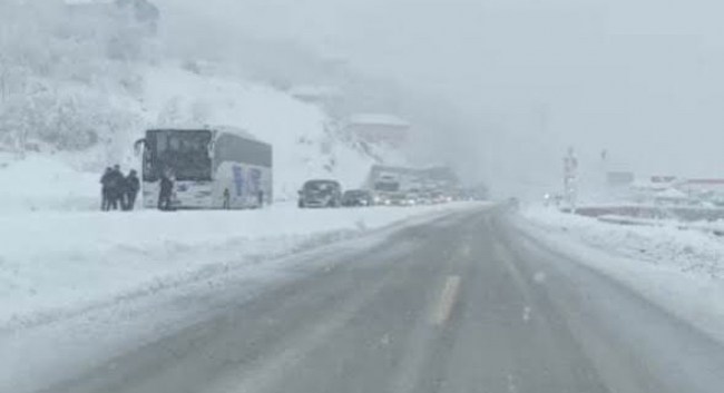 Zonguldak BEÜ Araştırma hastanesi yolu kardan kapandı
