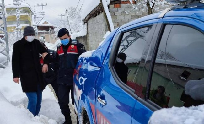 Zonguldak İl Jandarma Komutanlığından karda mahsur kalan vatandaşlara yardım