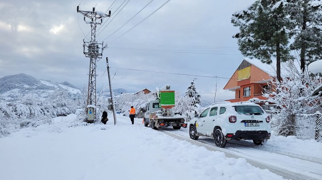 Başkent Edaş ekipleri kesintisiz enerji için zorlu şartlarda görev başında
