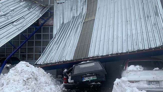 Kdz.Ereğli Sanayi Sitesinde çatı çöktü