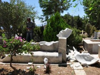 Can Yücel'in mezarına saldırı