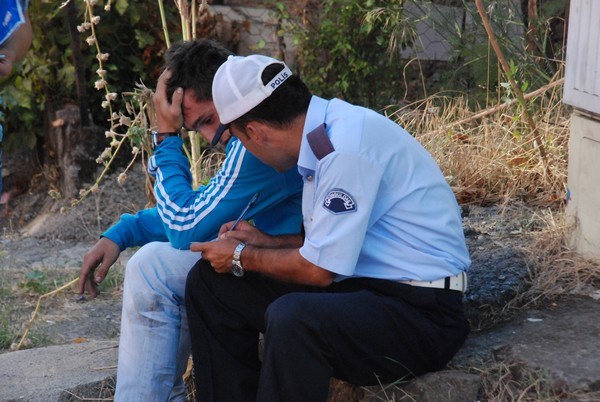 Kaza yapan sürücüyü polis ve gazeteciler teselli etti