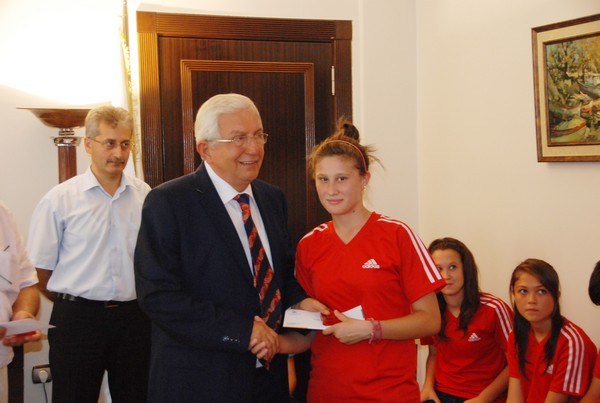 Başkan Posbıyık'tan şampiyonlara ödül