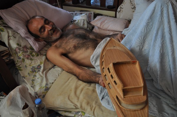 Beli ve kalçası kırık olan zanaatkar yaşama savaşı veriyor