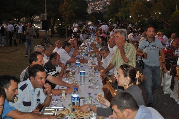 Belediye'den halka açık iftar..