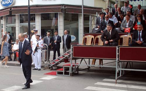 Yerini beğenmedi, tören alanını terk etti!..