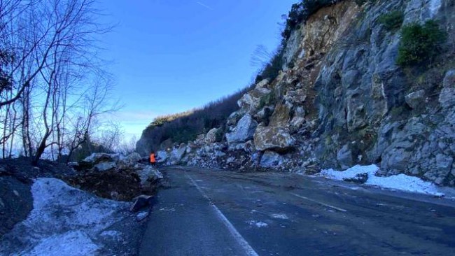 Zonguldak-Kdz.Ereğli yolu toprak kayması nedeniyle kapandı