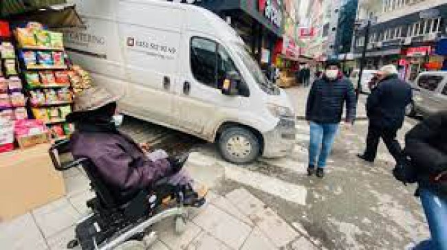 Kdz.Ereğli’de engelli vatandaş dakikalarca sorumsuz araç sahibini bekledi