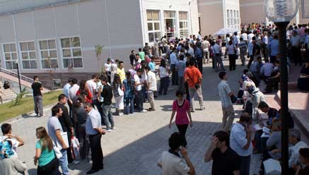 Üniversite kayıtları kuyruk çilesiyle başladı