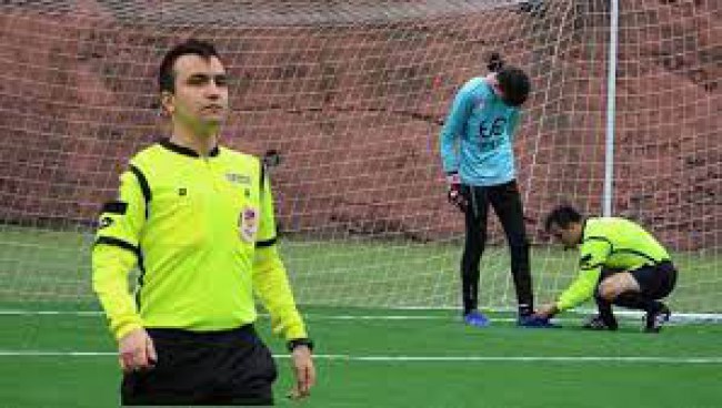 Kdz.Ereğlili hakem zehir zemberek sözlerle hakemliği bıraktı