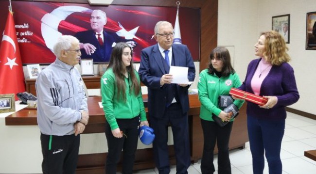 Başkan Posbıyık’tan başarılı boksörlere hediye