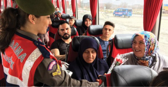 Zonguldak İl Jandarma kadın personel ve vatandaşlara karanfil dağıttı