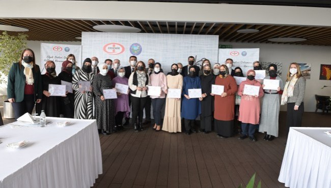 Erdemir, Elpek Bezi eğitimini tamamlayan kadınlara sertifikalarını dağıttı