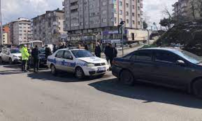 Ömer Halisdemir’de zincirleme kaza.. Polis aracı da kazaya karıştı