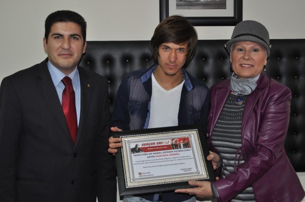 'En model futbolcu' ödülünü Posbıyık'tan aldı