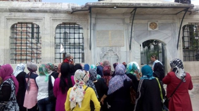 Gülüçlü kadınlar İstanbul Camilerini geziyor
