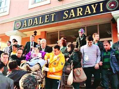 Adliye önünde sevgilisini öldürdü..