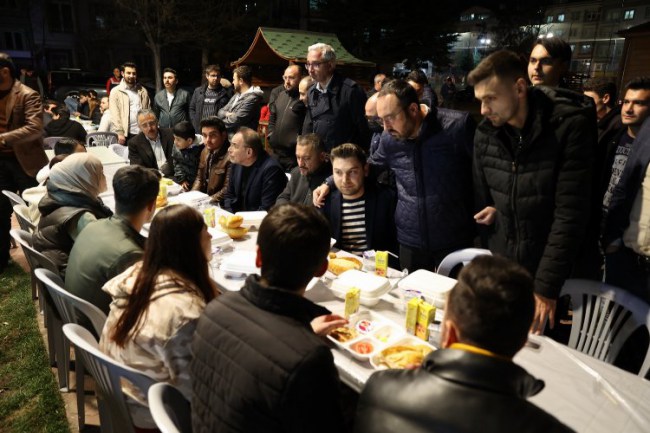 AK Parti Nevşehir'den gençlerle sahur