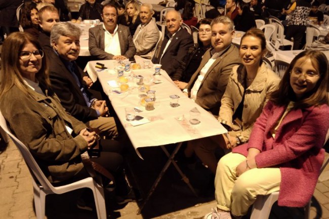 İYİ Parti Marmaris'te sokakta halka açık iftar