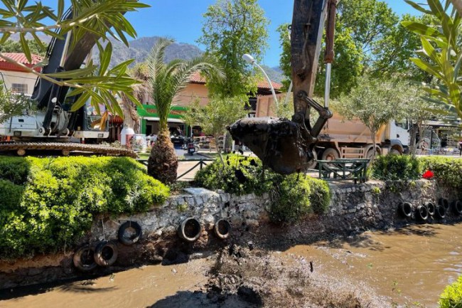 Marmaris'te ki derelerden 4 bin 50 ton balçık çıkartıldı