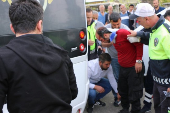 Adıyaman'da karşıdan karşıya geçerken minibüs çarptı