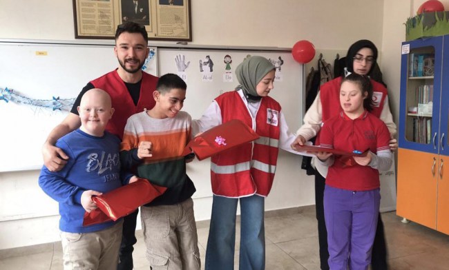 Kızılay Başkanı Yağız, 23 Nisan’da çocukları sevindirdi