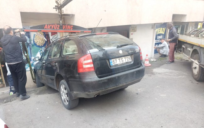 Kdz.Ereğli’de vitesi şaşıran sürücü çiçekçi dükkanına girdi