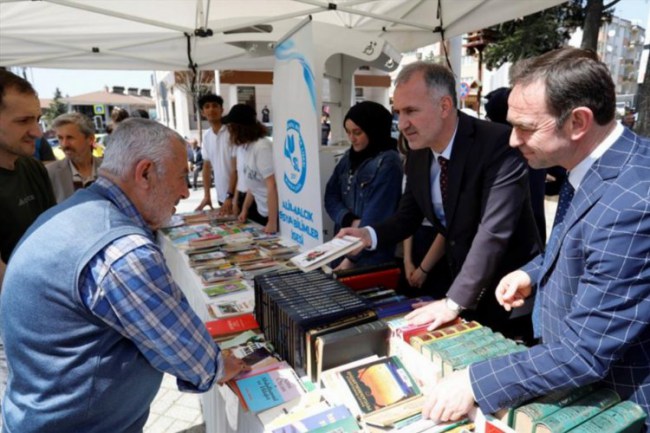 Bursa İnegöl'de Dünya Kitap Hediye Etme Gününde 2 bin kitap dağıtıldı