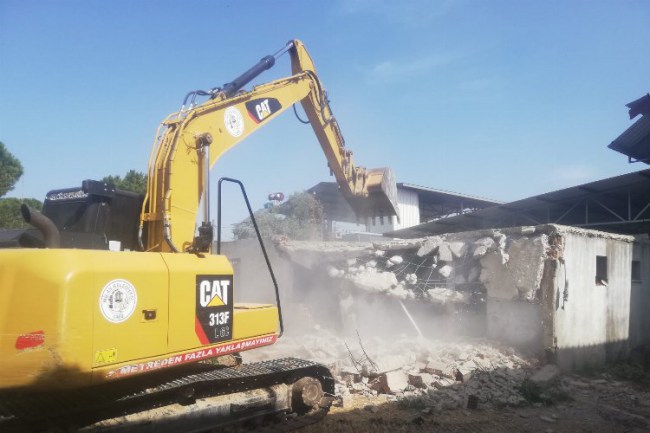 Muğla Milas'ta kaçak yapılar yıkılıyor