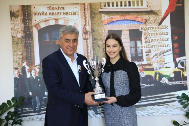 Burçak Şenman Bulgaristan'dan kupayla döndü