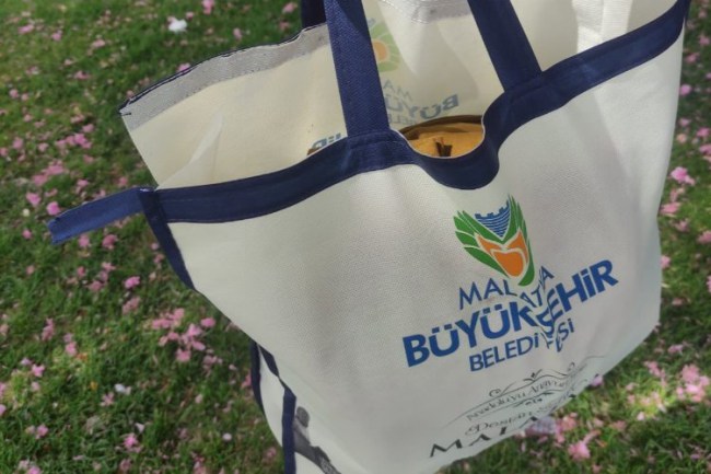 Malatya'da çocukların yüzü bayramlık kıyafetlerle güldü