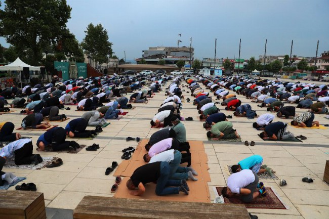Sakarya'da bayram namazı Demokrasi Meydanı'nda kılınacak