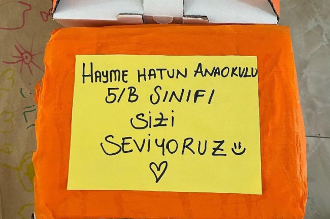 İzmir Bucalı öğrencilerden ihtiyaç sahiplerine paket paket sevgi