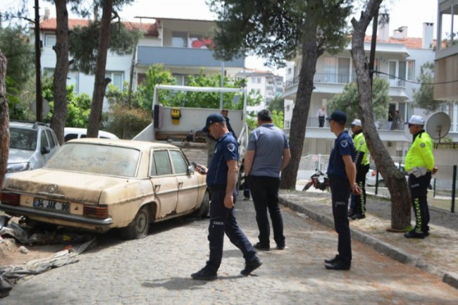 Balıkesir Ayvalık'ta hurda araçlara zabıta operasyonu