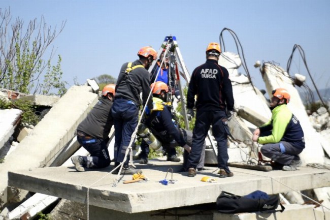 Bursa'da BUSKİ ekiplerine kurtarma eğitimi "